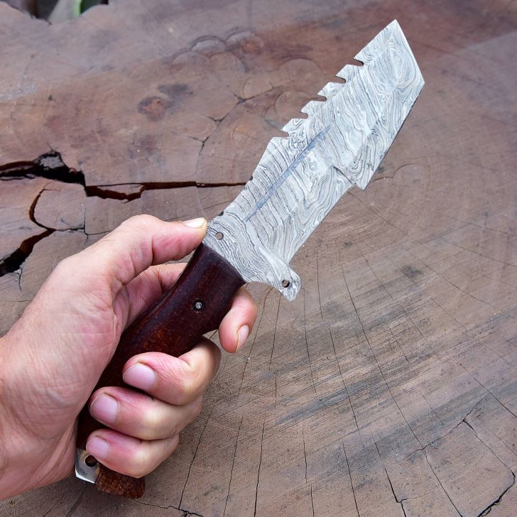 Hand holding Damascus tracker knife demonstrating grip ergonomics – DXH-1101