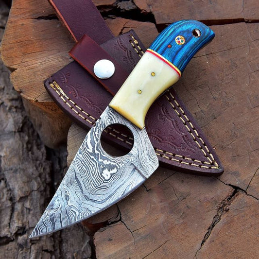Hand-forged Damascus steel hunting knife on leather sheath – Pakka wood and bone handle.
