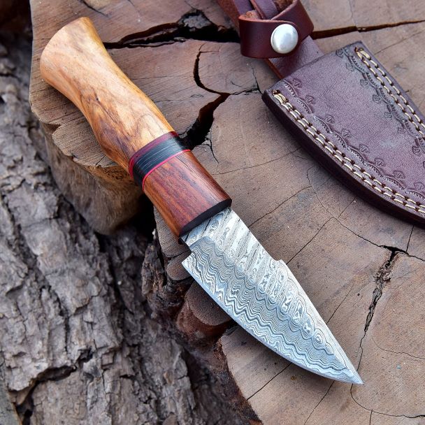 damascus steel blade close up showing ladder pattern on DXH1105 hunting knife