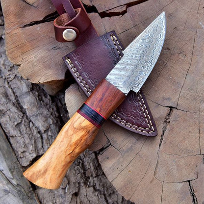 damascus steel hunting knife with rosewood and olive wood handle on leather sheath DXH1105